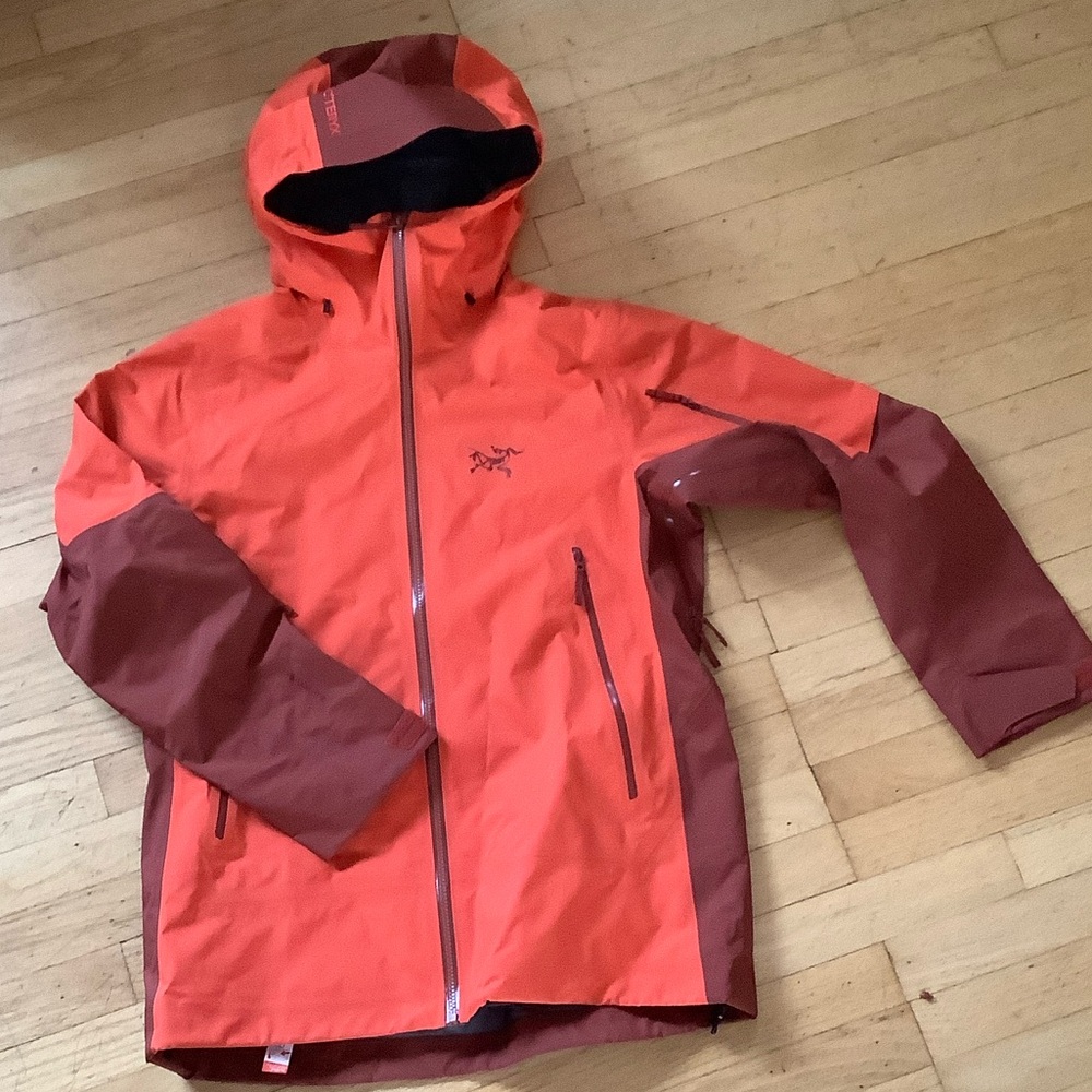 Arc'teryx Sentinel NWOT discontinued color LARGE Waterproof Hooded Shell